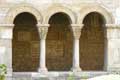 Arches romanes plein ceintre du cloître de marbre blanc / France, Languedoc Roussillon, Elne