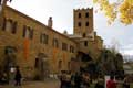 Tour et basilique adossée au rocher / France, Languedoc Roussillon, St Martin du Canigou