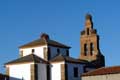 Cigognes dans leurs nids sur la Iglesia de Nuestra Senora de la Purification / Espagne, Castille, Hospital de Orbigo