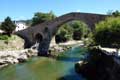 Pont d'origine romaine au milieu duquel est suspendue la croix de la Victoire de Covadonga / Espagne, Cote Cantabrique, Picos de Europa, Cangas de Onis