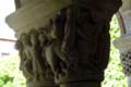 Roi et lion sculptés sur chapiteaux du cloître