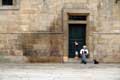 Homme et son chien de st jacques proposent une photo aux touristes / Espagne, Galice, Santiago de Compostela