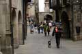 PÃ©lerin habillÃ© de cuir avec Ã©norme sac et son chien en laisse / Espagne, Galice, Santiago de Compostela