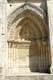 Arcature du portail de droite, très mutilée, Christ entouré de St Jean et la Vierge ou St Pierre et St Paul / France, Poitou, Aulnay de Saintonge