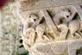 Lions mordant un ruban décorant les chapiteaux du portail sud / France, Poitou, Aulnay de Saintonge