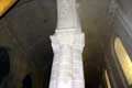 Large pilier aux chapiteaux sculptés