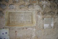 Pierres tombales dans le cloitre / France, Languedoc Roussillon, Monastir del Camp