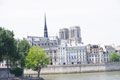 Notre Dame derrière les batiments / France, Paris, Notre Dame
