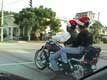 Couple en moto avec bonnets du père noël