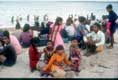 Enfants aux jolies robes sur la plage