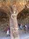 Pilier-colonne et statue de femme en pierre dégrossie