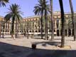 Charmante et romantique Plaza Real aux sveltes palmiers