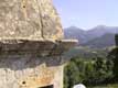 Poste de guet sur muraille et vue sur Pic de Gallinas (2624m), col Mitja et pic Redoun / France, Languedoc Roussillon, Cerdagne, Mont Louis