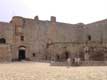 Vue de l'entrée de la forteresse depuis la place d'armes / France, Languedoc Roussillon, Salses