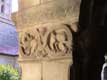Griffon et lion sur chapiteau de colonne du cloître