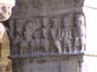 Scène de chevalerie sur chapiteau de colonne du cloître