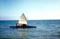 Canoe cayak à voile en mer