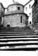 Vieille église romane en haut de larges escaliers