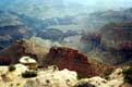 Crête aux roches découpées par l'érosion s'élèvent dans les gorges / USA, Arizona, Grand Canyon