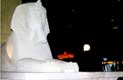 Le Sphinx tronant devant l'hôtel Louxor la nuit / USA, Nevada, Las Vegas