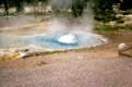 Geyser se réveillant dans un hot spring / USA, Wyoming, Yellowstone