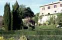 Jardins à étages devant maison / Italie
