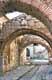 Arches plein cintre romanes en briques