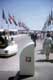 Drapeaux et véhicules électriques sur l'esplanade / USA, New York, Worlds Fair