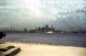 Bateau devant Manhattan vue de l'île de Bedloe / USA, New York